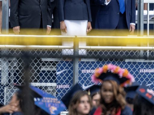 Trump asiste a la graduación de su hijo Barron en Florida en un día libre de su juicio