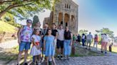 Turistas de visita en los monumentos del Arte Asturiano del Naranco