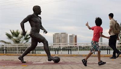 Piden retirar la estatua de Dani Alves en su ciudad natal