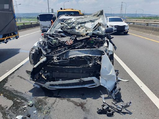 台74線烏日車禍！工程車撿掉落物遭撞 轎車「車頭掀翻變形」畫面曝 | 蕃新聞