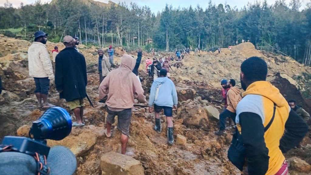 Hundreds feared dead in massive Papua New Guinea landslide