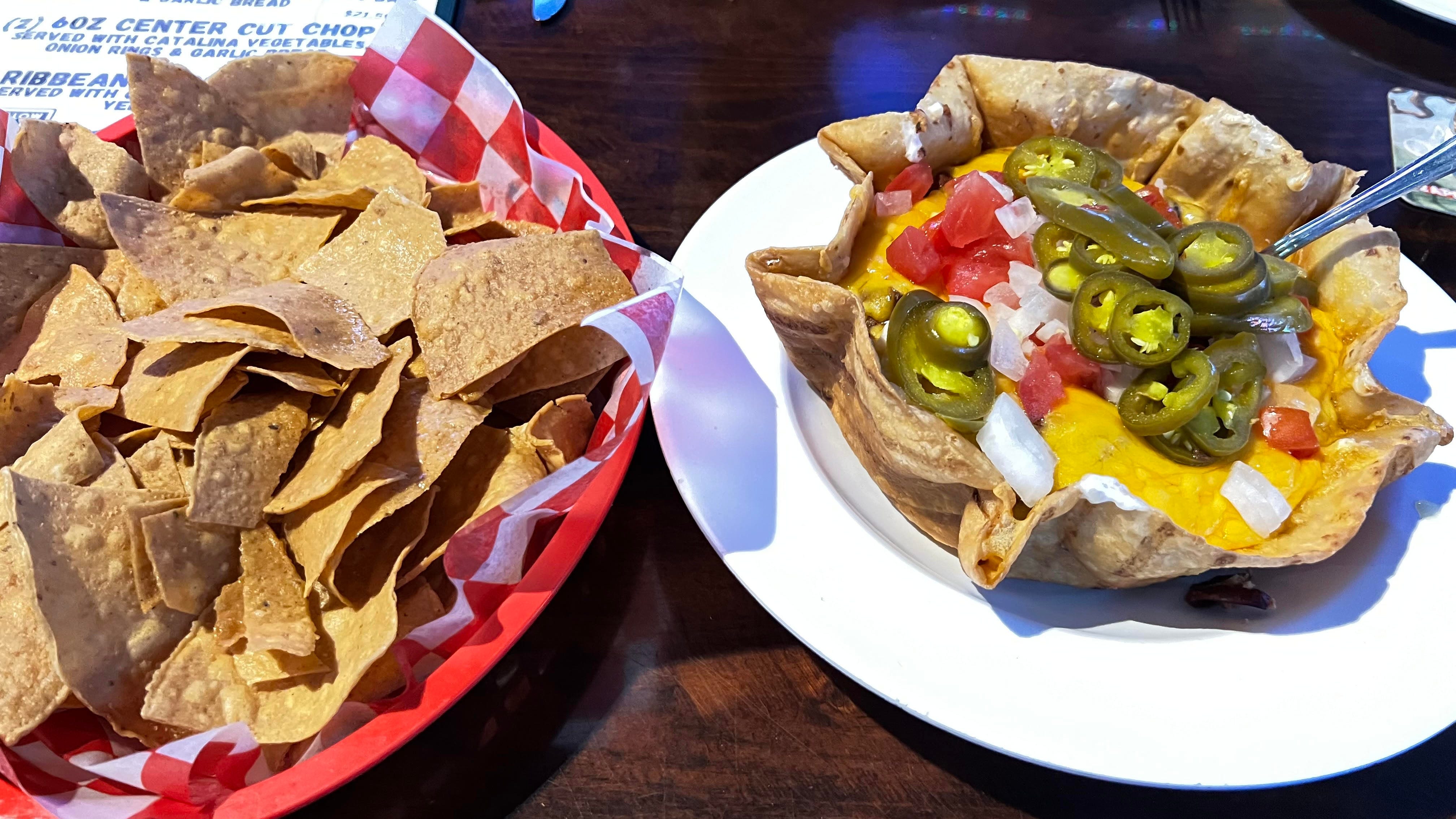 Review: Sports bar extraordinaire is lively neighborhood bar and grill with great burgers