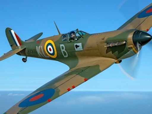 Avião histórico da Segunda Guerra cai na Inglaterra e mata piloto