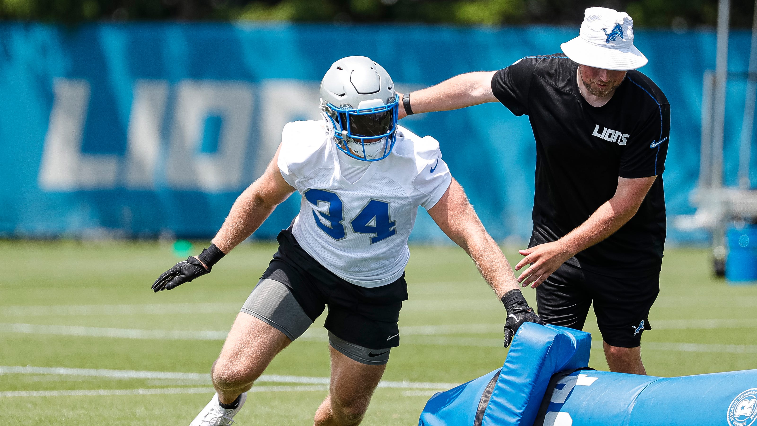 Alex Anzalone keeps getting better. He should connect an improved Detroit Lions' defense.