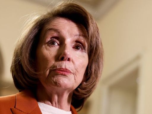 Pelosi le dijo en privado a Biden que las encuestas muestran que no puede ganar y que acabará con la Cámara; Biden respondió a la defensiva