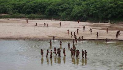 Captan a extraña tribu aislada del Amazonas emerger de la selva