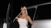 Kim Kardashian posa com look all white em automóvel luxuoso