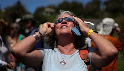 Así se vivió el eclipse en Rapa Nui - La Tercera