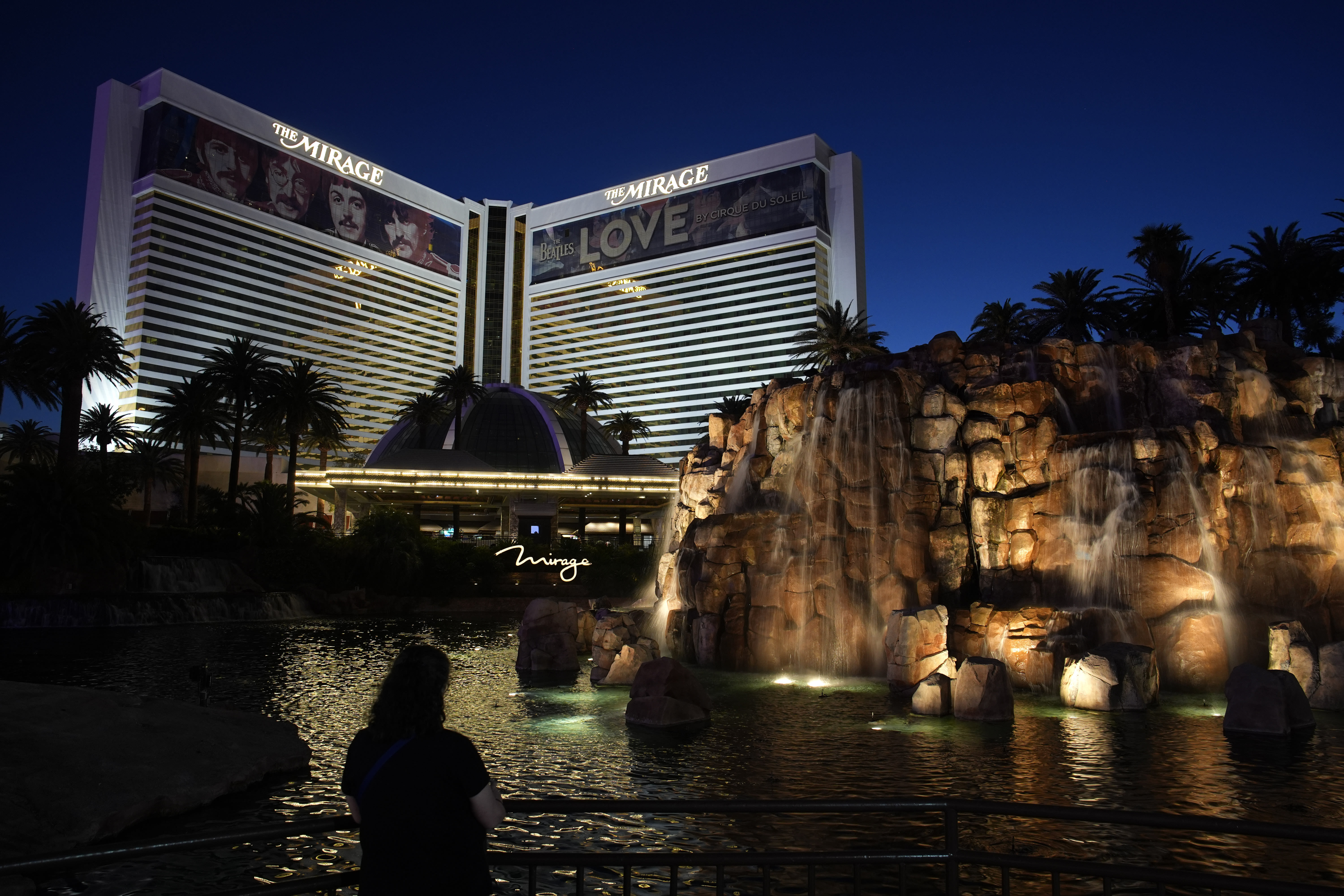Las Vegas' Mirage Hotel & Casino pays out final jackpots before closure