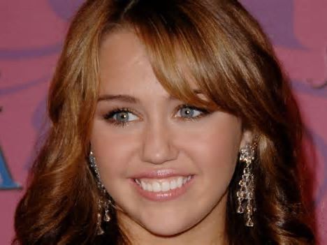 Miley Cyrus cambia de 'look' y recupera la rejuvenecedora melena con flequillo que llevaba en 2008