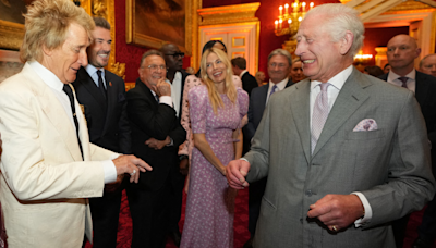 David Beckham pas encore fait chevalier par Charles III. Rod Stewart le taquine lors d’une soirée prestigieuse