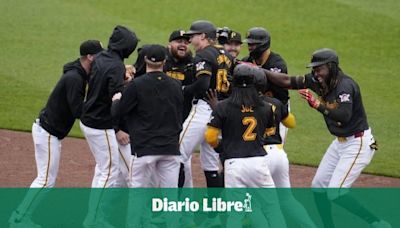 Jones brilla y Suwinski batea sencillo para que los Piratas superen 1-0 a los Rockies