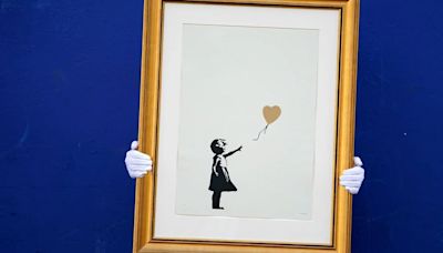 Los acusados de robar una famosa obra de Banksy declararon y continúan detenidos