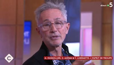 C à vous : Thierry Lhermitte tente une blague graveleuse sur l'état de santé d'André Dussollier... devant lui