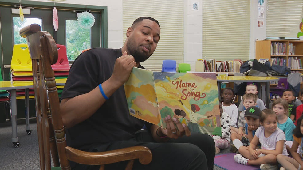Reading with Robert: Silver Spring kindergartners turn book reading into musical session