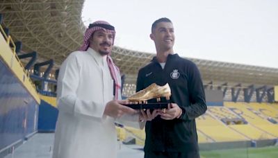 Cristiano Ronaldo recibe el premio al máximo goleador de la Liga Saudí