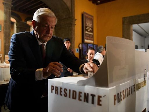 Victoria de Morena deja en compleja situación a partidos tradicionales de México - La Tercera