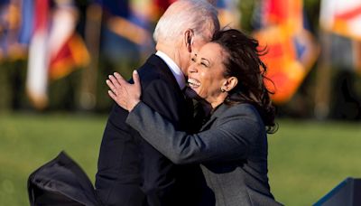 Biden no tira la toalla en su carrera por la reelección mientras Kamala Harris se convierte en el centro de atención