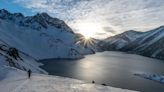 Exhiben la pared de hielo que rodea el embalse El Yeso: abastece de agua a Santiago y está al 100 por ciento de su capacidad