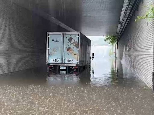 基隆大雨堵南街地下道淹水 貨車卡涵洞拋錨