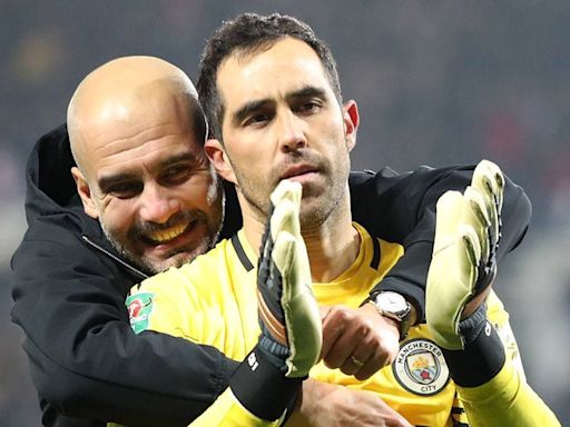 El universo de Josep Guardiola se acerca a Claudio Bravo para integrarlo a su staff en medio de sus tratativas con la MLS - La Tercera