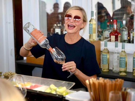 En fotos: de la experiencia bartender de Cameron Diaz a las bombas de tinta que recibió Jennifer Aniston en las calles de Nueva York