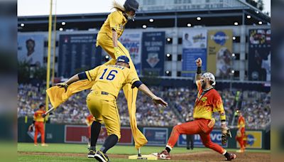 Savannah Bananas play for 42,000 fans at Nationals Park