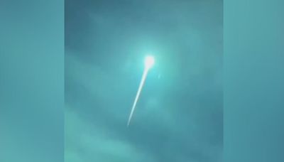 El momento en que un fragmento de cometa ilumina el cielo: pasó a 28 millas por segundo