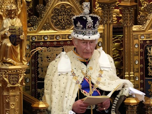 El rey Carlos III presentó el programa laborista: renacionalización del ferrocarril británico y “redefinir” la relación con Europa