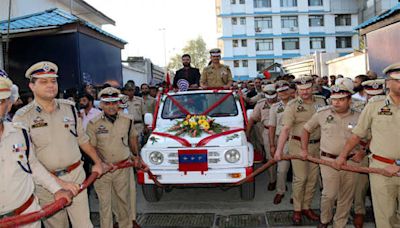 J&K: Police give warm send-off to outgoing DGP