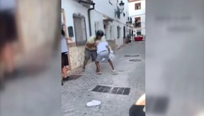 Golpean brutalmente a un menor de 15 años por pegar al timbre y salir corriendo: "Le amenazaron de muerte"