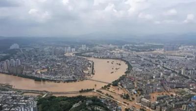 影/「本台報導本台被淹」！湖南洪水位破70年紀錄 安徽「水上」派出所划船出警