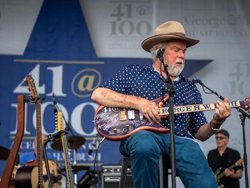 Robert Earl Keen and Lyle Lovett performed together to honor the late former president George H. W. Bush