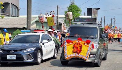 學甲警出動藝閣車 宣導「打詐」吸睛