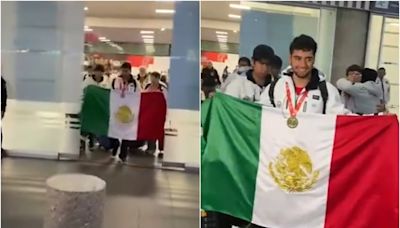 VIDEO: Así recibieron a jóvenes que ganaron medalla de oro para México en Olimpiada Internacional de Matemáticas