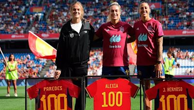 Alexia Putellas, Jenni Hermoso e Irene Paredes, homenajeadas por su condición de centenarias