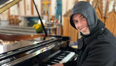 Homeless piano player raises thousands for charity