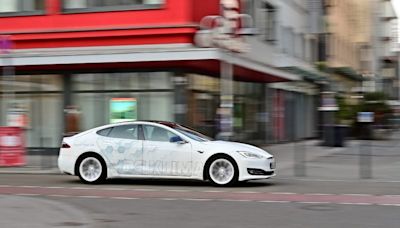 Tesla-Fahrer tötet Motorradfahrer bei Unfall und soll im Selbstfahr-Modus gewesen sein