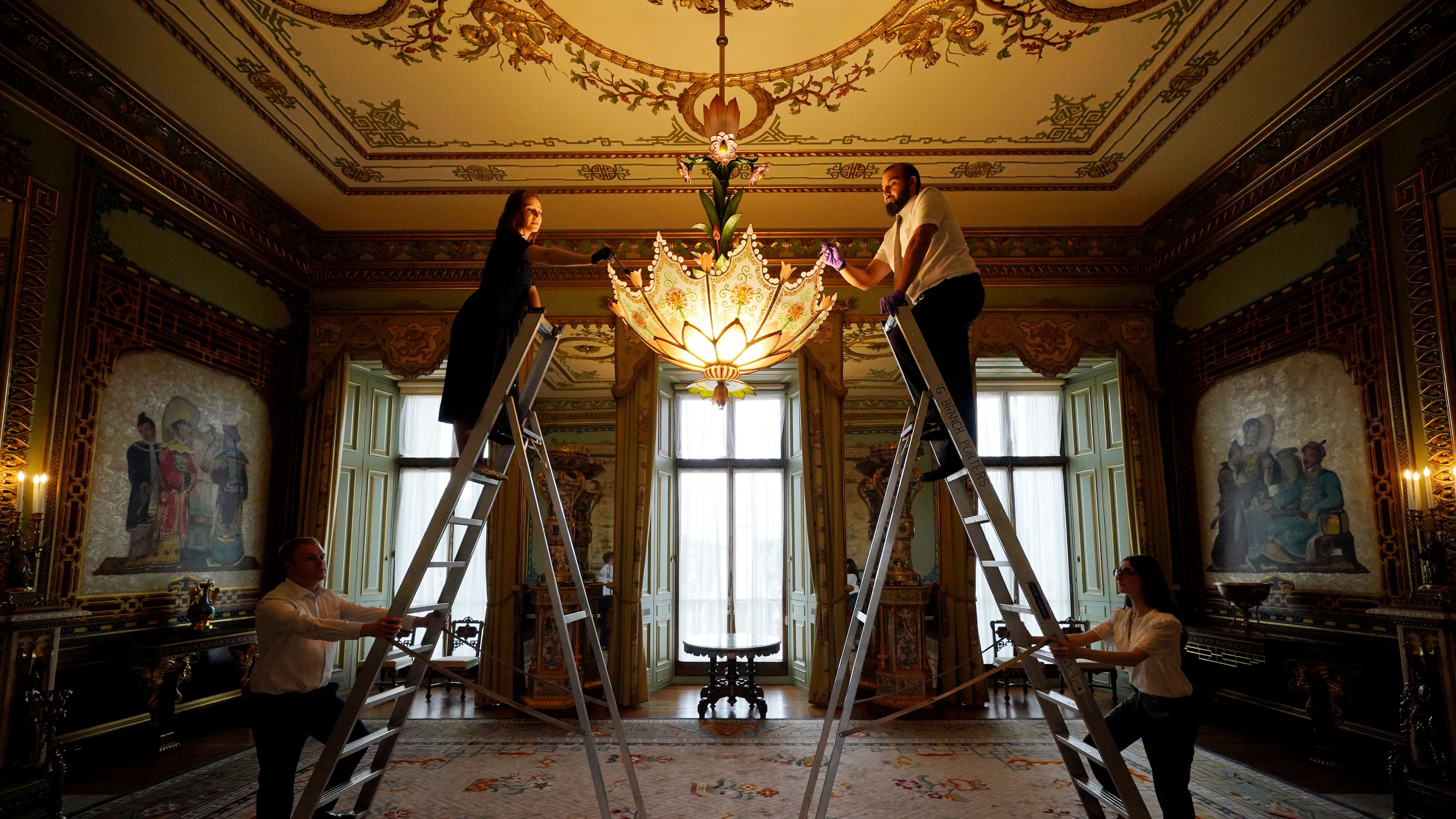 Room behind famous Buckingham Palace balcony to open to the public