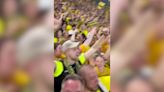 Jamie Carragher se infiltra en el 'muro amarillo' del Dortmund... ¿y la cerveza le pasa factura? - MarcaTV