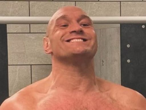 Tyson Fury shows off slimmer physique ahead of Oleksandr Usyk showdown