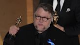 El significado de los moños azules que lucieron Guillermo del Toro y otras celebridades en los Oscars