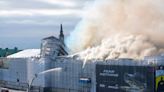 Emblemático edificio de la Bolsa de Copenhague afectado por devastador incendio