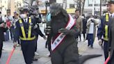 Nombran a Godzilla jefe de la policía por un día en Japón