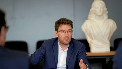 « Les étrangers dehors » : le maire Nicolas Mayer-Rossignol interdit une soirée xénophobe prévue à Rouen