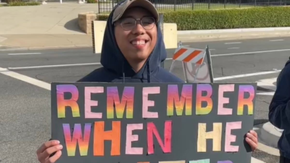 Funny Sign Uses Heartbreak To Help Marathon Runners Find Their Second Wind