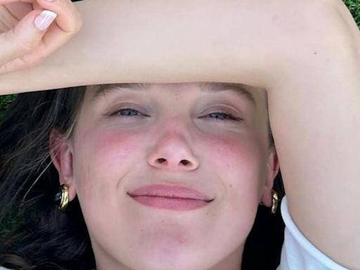 Millie Bobby Brown marca tendencia con traje de baño estampado