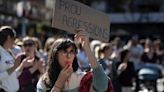 Un centenar de profesores de Sant Adrià se concentran para exigir medidas contra las agresiones: “Estamos indefensos”