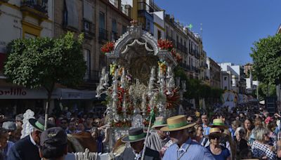 Salida de las hermandades del Rocío de Sevilla 2024 en directo | Cuatro simpecados se ponen en camino