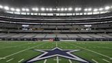 Which country legend will perform during the Dallas Cowboys Thanksgiving Day game?